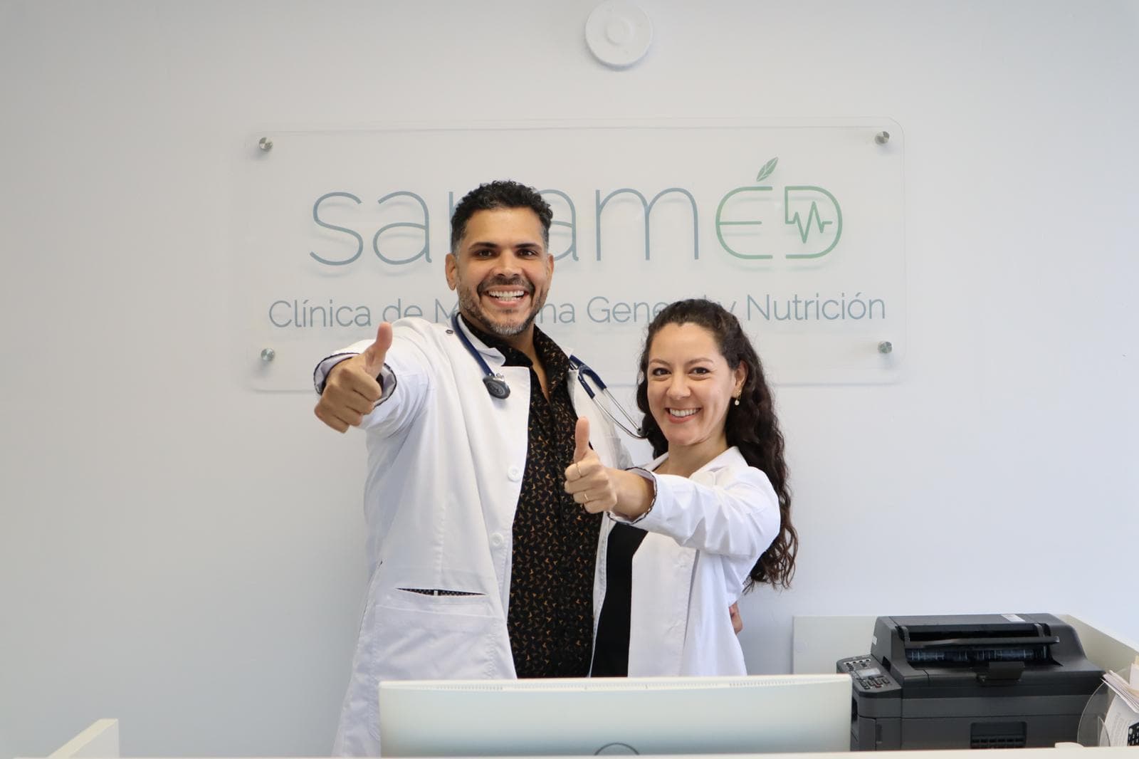 Equipo clínico de Sanamed en la recepción